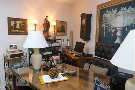 Casa de condomínio à venda com 570m², 5 quartos e 4 vagas Casa de condomínio à venda com 570m², 5 quartos e 4 vagasEscritório