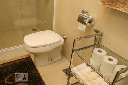 Casa de condomínio à venda com 570m², 5 quartos e 4 vagas Casa de condomínio à venda com 570m², 5 quartos e 4 vagasBanheiro da Suíte 3