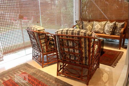 Casa de condomínio à venda com 570m², 5 quartos e 4 vagas Casa de condomínio à venda com 570m², 5 quartos e 4 vagasSala de Estar