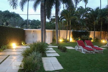 Casa de condomínio à venda com 570m², 5 quartos e 4 vagas