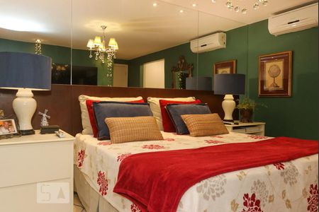 Casa de condomínio à venda com 570m², 5 quartos e 4 vagas Casa de condomínio à venda com 570m², 5 quartos e 4 vagasSuíte 3