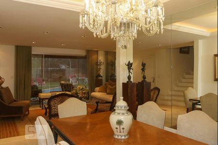 Casa de condomínio à venda com 570m², 5 quartos e 4 vagas Casa de condomínio à venda com 570m², 5 quartos e 4 vagasSala