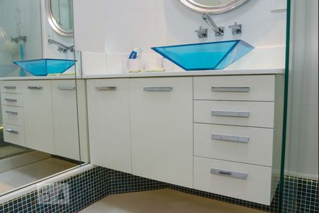 Casa de condomínio à venda com 570m², 5 quartos e 4 vagas Casa de condomínio à venda com 570m², 5 quartos e 4 vagasDetalhe Banheiro da Suíte 1