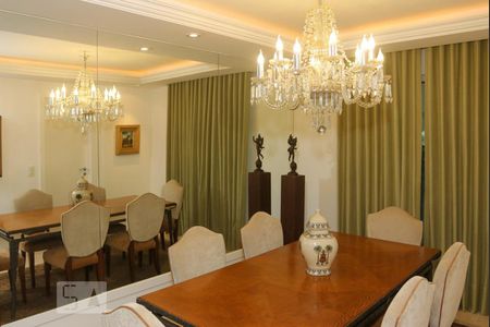 Casa de condomínio à venda com 570m², 5 quartos e 4 vagas Casa de condomínio à venda com 570m², 5 quartos e 4 vagasSala