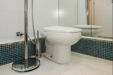 Casa de condomínio à venda com 570m², 5 quartos e 4 vagas Casa de condomínio à venda com 570m², 5 quartos e 4 vagasDetalhe Banheiro da Suíte 1