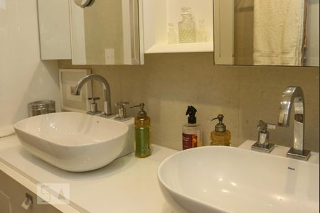 Casa de condomínio à venda com 570m², 5 quartos e 4 vagas Casa de condomínio à venda com 570m², 5 quartos e 4 vagasBanheiro da Suíte 3