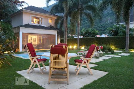 Casa de condomínio à venda com 570m², 5 quartos e 4 vagas Casa de condomínio à venda com 570m², 5 quartos e 4 vagasVista da Sacada da Casa