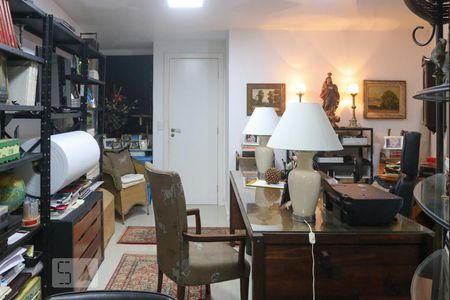 Casa de condomínio à venda com 570m², 5 quartos e 4 vagas Casa de condomínio à venda com 570m², 5 quartos e 4 vagasEscritório