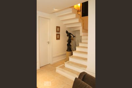 Casa de condomínio à venda com 570m², 5 quartos e 4 vagas Casa de condomínio à venda com 570m², 5 quartos e 4 vagasEscada