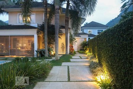 Casa de condomínio à venda com 570m², 5 quartos e 4 vagas Casa de condomínio à venda com 570m², 5 quartos e 4 vagasQuintal