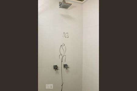 Casa de condomínio à venda com 570m², 5 quartos e 4 vagas Casa de condomínio à venda com 570m², 5 quartos e 4 vagasDetalhe Banheiro da Suíte 1