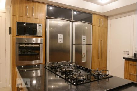 Casa de condomínio à venda com 570m², 5 quartos e 4 vagas Casa de condomínio à venda com 570m², 5 quartos e 4 vagasCozinha - Armários