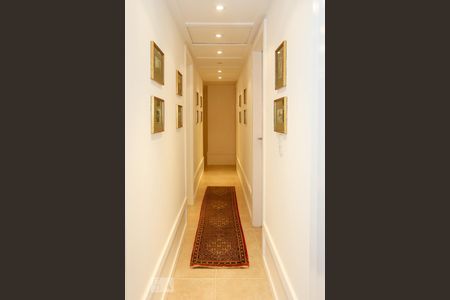 Casa de condomínio à venda com 570m², 5 quartos e 4 vagas Casa de condomínio à venda com 570m², 5 quartos e 4 vagasCorredor dos Quartos