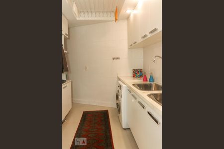 Casa de condomínio à venda com 570m², 5 quartos e 4 vagas Casa de condomínio à venda com 570m², 5 quartos e 4 vagasLavanderia