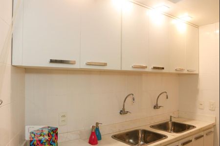 Casa de condomínio à venda com 570m², 5 quartos e 4 vagas Casa de condomínio à venda com 570m², 5 quartos e 4 vagasLavanderia