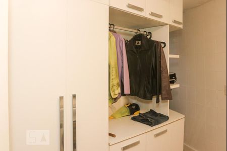 Casa de condomínio à venda com 570m², 5 quartos e 4 vagas Casa de condomínio à venda com 570m², 5 quartos e 4 vagasLavanderia