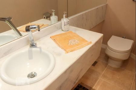 Casa de condomínio à venda com 570m², 5 quartos e 4 vagas Casa de condomínio à venda com 570m², 5 quartos e 4 vagasLavabo