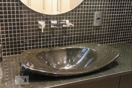 Casa de condomínio à venda com 570m², 5 quartos e 4 vagas Casa de condomínio à venda com 570m², 5 quartos e 4 vagasDetalhe do Banheiro da Suíte 2