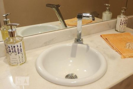 Casa de condomínio à venda com 570m², 5 quartos e 4 vagas Casa de condomínio à venda com 570m², 5 quartos e 4 vagasLavabo