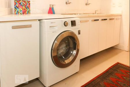 Casa de condomínio à venda com 570m², 5 quartos e 4 vagas Casa de condomínio à venda com 570m², 5 quartos e 4 vagasLavanderia