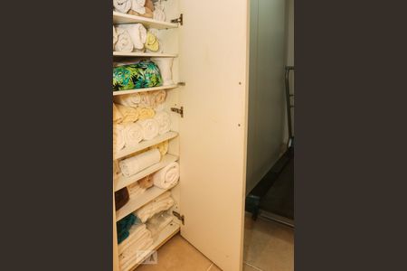 Casa de condomínio à venda com 570m², 5 quartos e 4 vagas Casa de condomínio à venda com 570m², 5 quartos e 4 vagasQuarto - Armários