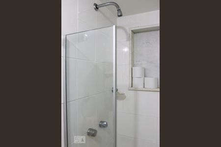 Casa de condomínio à venda com 570m², 5 quartos e 4 vagas Casa de condomínio à venda com 570m², 5 quartos e 4 vagasBanheiro do Quarto de Serviço