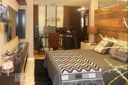 Casa de condomínio à venda com 570m², 5 quartos e 4 vagas Casa de condomínio à venda com 570m², 5 quartos e 4 vagasSuíte 2