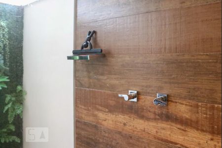 Casa de condomínio à venda com 570m², 5 quartos e 4 vagas Casa de condomínio à venda com 570m², 5 quartos e 4 vagasDetalhe do Banheiro da Suíte 2