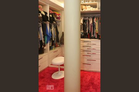 Casa de condomínio à venda com 570m², 5 quartos e 4 vagas Casa de condomínio à venda com 570m², 5 quartos e 4 vagasCloset da suíte 1