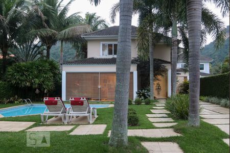 Casa de condomínio à venda com 570m², 5 quartos e 4 vagas Casa de condomínio à venda com 570m², 5 quartos e 4 vagasQuintal