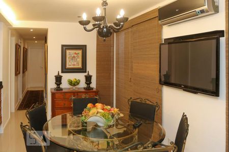 Casa de condomínio à venda com 570m², 5 quartos e 4 vagas Casa de condomínio à venda com 570m², 5 quartos e 4 vagasdetalhe da cozinha