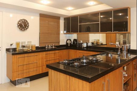 Casa de condomínio à venda com 570m², 5 quartos e 4 vagas Casa de condomínio à venda com 570m², 5 quartos e 4 vagasCozinha - Armários