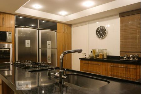 Casa de condomínio à venda com 570m², 5 quartos e 4 vagas Casa de condomínio à venda com 570m², 5 quartos e 4 vagasCozinha - Armários