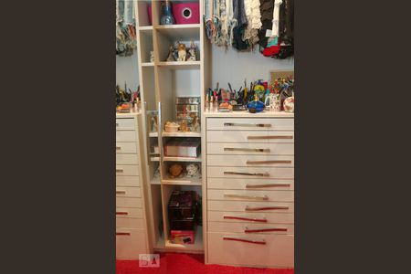 Casa de condomínio à venda com 570m², 5 quartos e 4 vagas Casa de condomínio à venda com 570m², 5 quartos e 4 vagasCloset da suíte 1