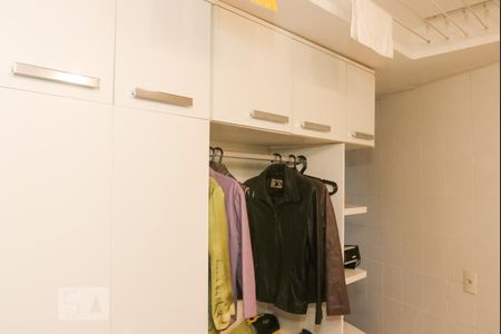 Casa de condomínio à venda com 570m², 5 quartos e 4 vagas Casa de condomínio à venda com 570m², 5 quartos e 4 vagasLavanderia