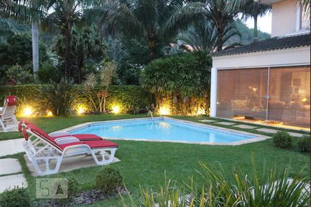 Casa de condomínio à venda com 570m², 5 quartos e 4 vagas