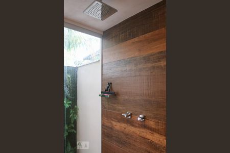 Casa de condomínio à venda com 570m², 5 quartos e 4 vagas Casa de condomínio à venda com 570m², 5 quartos e 4 vagasDetalhe do Banheiro da Suíte 2