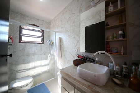 Casa à venda com 204m², 3 quartos e 2 vagasSuíte - Banheiro 