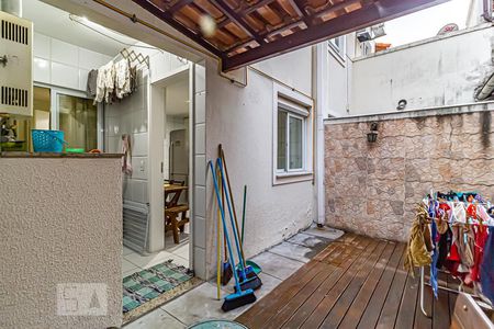 Casa de condomínio à venda com 117m², 4 quartos e 2 vagasQuintal Fundos