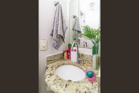 Casa de condomínio à venda com 117m², 4 quartos e 2 vagasLavabo