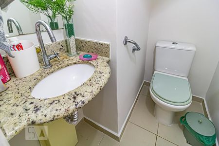 Casa de condomínio à venda com 117m², 4 quartos e 2 vagasLavabo