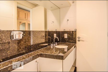 Apartamento à venda com 207m², 3 quartos e 3 vagas Apartamento à venda com 207m², 3 quartos e 3 vagasBanheiro da Suíte 1