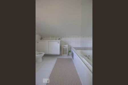 Casa à venda com 256m², 5 quartos e 3 vagas Casa à venda com 256m², 5 quartos e 3 vagasBanheiro 2