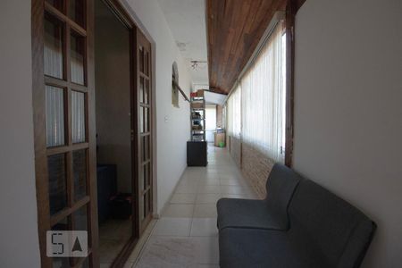 Casa à venda com 256m², 5 quartos e 3 vagas Casa à venda com 256m², 5 quartos e 3 vagasCorredor