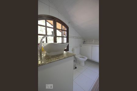 Casa à venda com 256m², 5 quartos e 3 vagas Casa à venda com 256m², 5 quartos e 3 vagasBanheiro 2