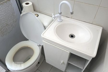 Detalhe Banheiro de apartamento para alugar com 2 quartos, 44m² em Jardim Guadalajara, Sorocaba