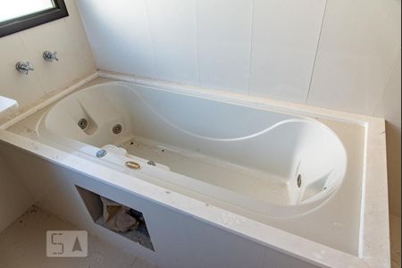 Apartamento à venda com 207m², 4 quartos e 4 vagasBanheira