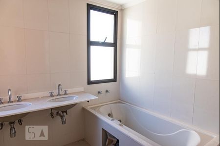 Apartamento à venda com 207m², 4 quartos e 4 vagasBanheiro da suíte 4