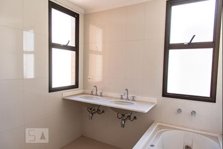 Apartamento à venda com 207m², 4 quartos e 4 vagasBanheiro da suíte 4