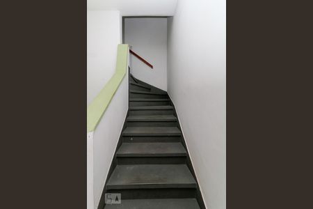 Escada de casa para alugar com 2 quartos, 135m² em Pinheiros, São Paulo